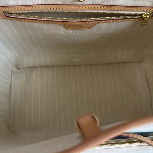 Brand new never used Louis Vuitton Blue and White Shoulder Bag Neverfull MM - Picture 4 of 15